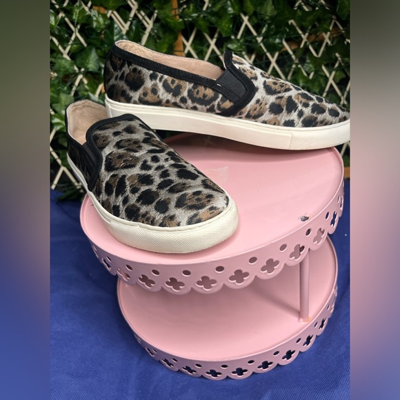 Antonio Melani SEXY leather and cheetah pull on sneakers! Size woman’s 6.5M🔥 - Picture 1 of 10